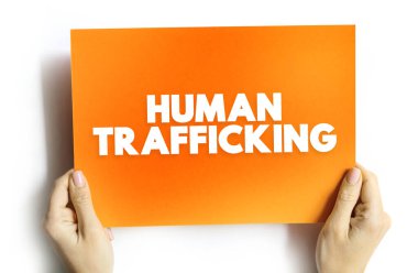 İnsan Kaçakçılığı, zorla çalıştırma amacıyla insan ticareti, sunum ve raporlar için kartta yazılı metindir.
