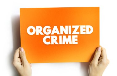 Organize Suç, yasadışı faaliyetlerden ve yazılı metinlerden kâr elde etmek için çalışan devam eden bir suç örgütüdür.