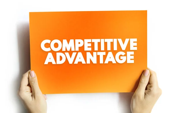 竞争优势 使一个组织的业绩超过其竞争对手的属性 用于列报和报告的卡片上的文字概念 — 图库照片