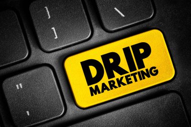 Drip pazarlama - müşterilere önceden yazılmış iletiler gönderen iletişim stratejisi veya zaman içinde beklentiler, klavyedeki metin kavramı düğmesi