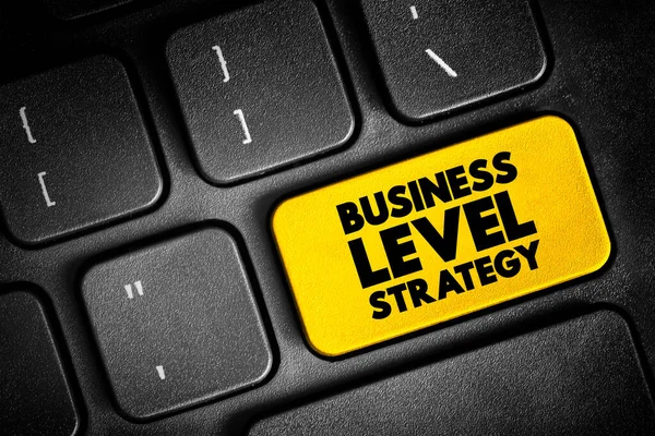 ビジネスレベル戦略 企業が特定の業界で競争する方法を調べる キーボード上のテキストボタン コンセプトの背景 — ストック写真