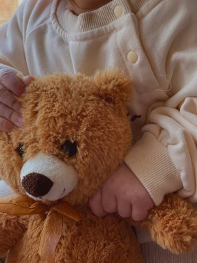 Sevimli bir bebeğin oyuncakla yakın çekimi.