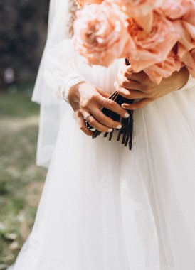 Gelinin elinde düğün buketi