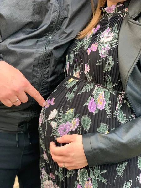 怀孕妈妈的肚子和爸爸的手 — 图库照片