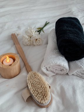 Mum ve selülit fırçalı beyaz ve siyah havlu