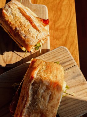 Sandviç sandviçi ahşap masada. fast food