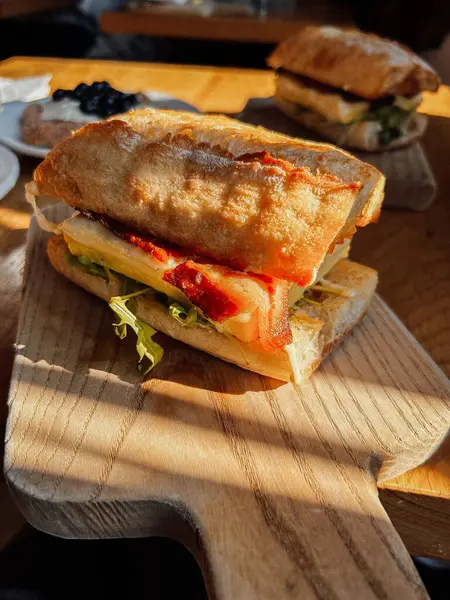 Tavuk ve sebzeli lezzetli sandviç.