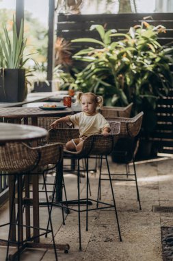 Bir kafede küçük çocuk