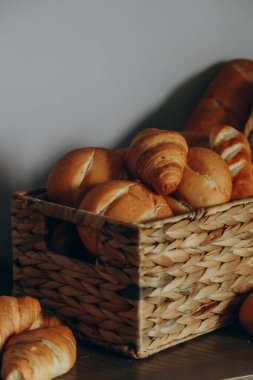 İçinde fırın ürünleri olan sepet.