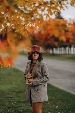 Güz parkında yürüyen güzel bir kadın