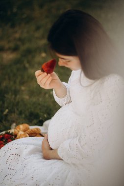 Kırmızı elma ile hamile kadın
