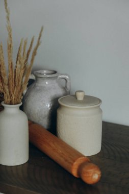 Ahşap bir masa üzerinde ahşap mutfak gereçleri