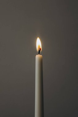 Siyah arkaplanda mum yakma