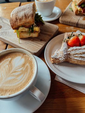 Bir sandviç, bir fincan kahve ve bir sandviç.