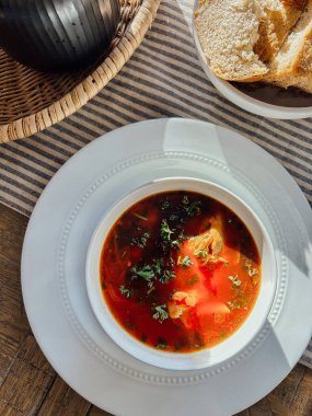 Bir kase çorba, ekmek ve bir kase çorba.