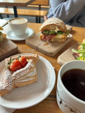 Bir tabak yemek ve bir fincan kahve.