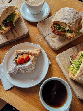 Bir tabak yemek ve bir fincan kahve.