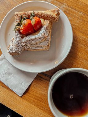 Bir tabak yemek ve bir fincan kahve.