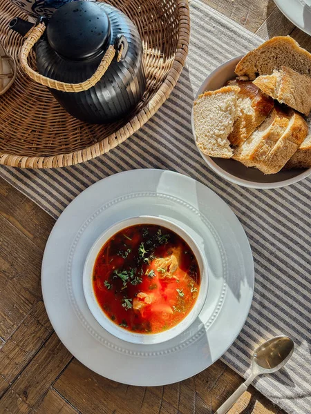 Bir kase çorba ve bir tabak ekmek.