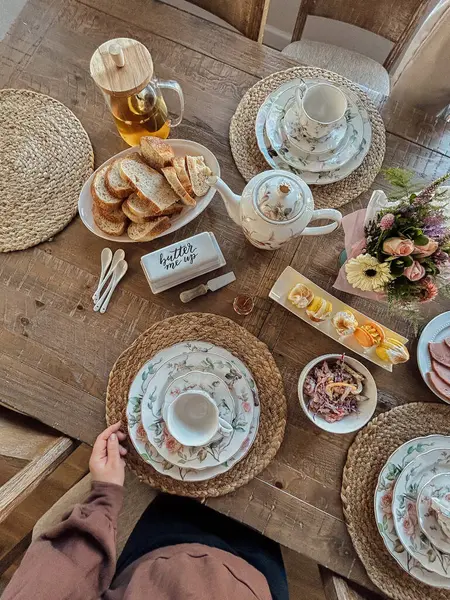 Tabakları ve fincanları olan bir masa.