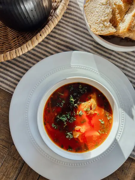 Bir kase çorba, ekmek ve bir kase çorba.