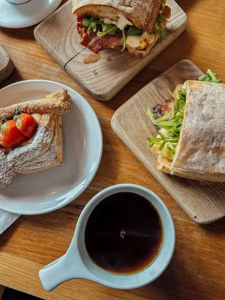 Sandviçli bir masa ve bir fincan kahve.