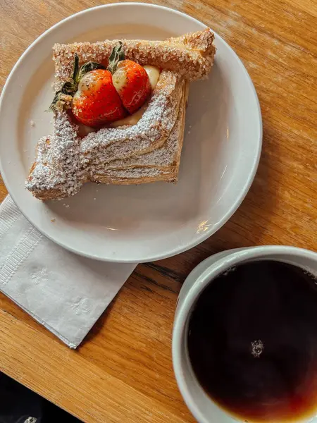 Bir tabak yemek ve bir fincan kahve.