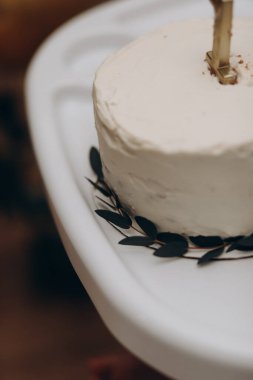 Lokantada beyaz bir masada nefis çikolatalı pasta.,