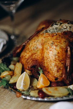 Şükran Günü yemeğinde kızarmış hindi.