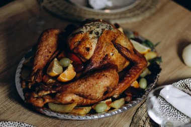 Masanın üzerine Sebzeli tavuk