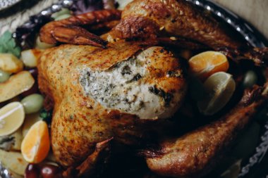 Kızarmış hindi, patates ve sebzeli.