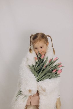 Lale buketli kız.