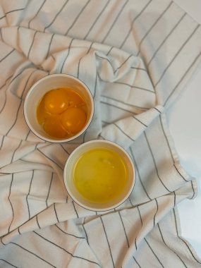 Bir bardak suyla bir bardak çay yakın.