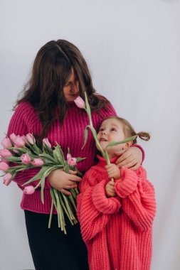 Küçük kızıyla birlikte genç anne.