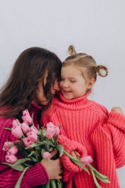 Anne ve kızı baharda çiçeklerle