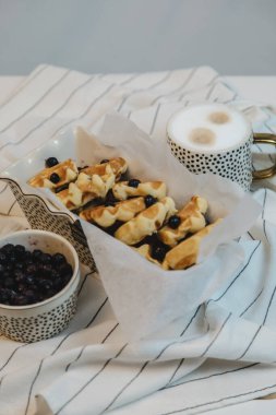 Taze böğürtlen ve kahve.