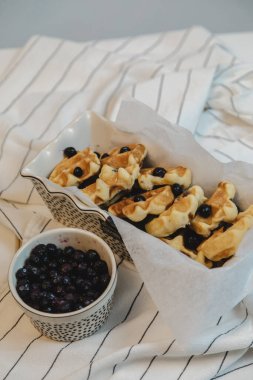 Taze ev yapımı kurabiyeler ve bir fincan çay..