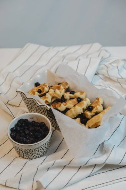 Yaban mersinli taze waffle.