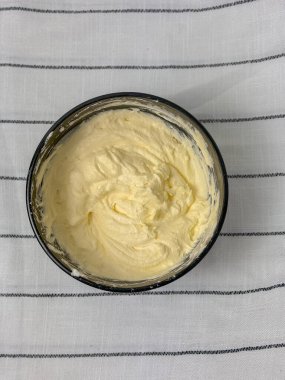 bir kapta tereyağı