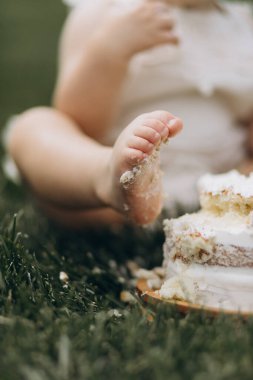 Pastayı bir bebekle kapat.