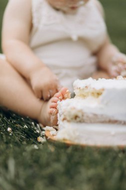 Doğum günü pastası tutan küçük sevimli bir çocuğun dikey fotoğrafı.