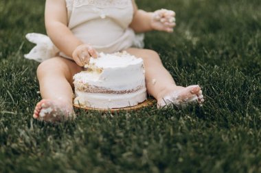 Pastalı küçük kız