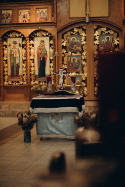 Mumları ve çiçekleri olan ortodoks kilisesi