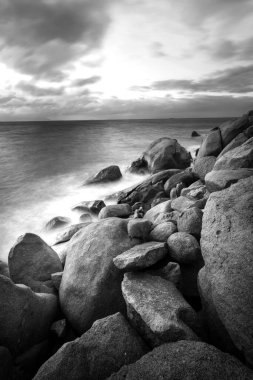 Townsville 'deki Manyetik Ada' da Geoffrey Körfezi 'nde siyah beyaz deniz manzarası.