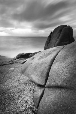 Manyetik Ada 'daki Geoffrey Körfezi' ndeki sahilde kayalar ve bulutlar