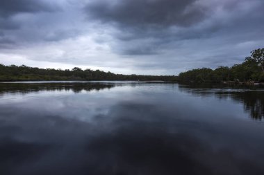 Avustralya 'da bir su kütlesinin üzerinde alacakaranlık esiyor.