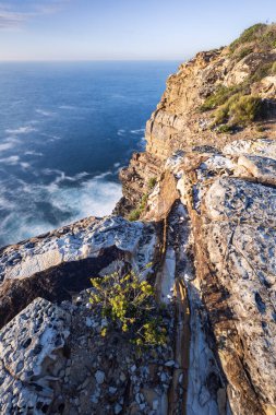 NSW merkez sahilindeki Bouddi Ulusal Parkı 'nda okyanus üzerindeki uçurumların manzarası