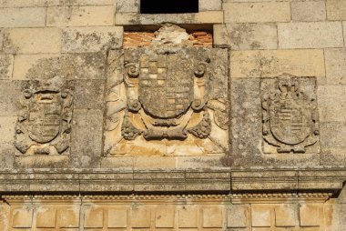 Bien Parada Abadia Extremadura 'nın harabelerinde Fransisken manastırı arması.