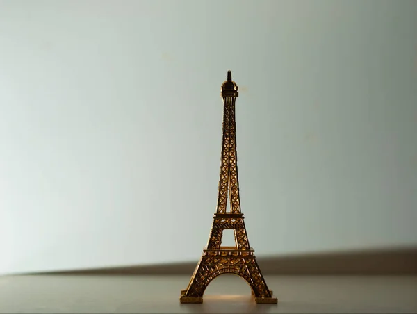 Torre Eiffel Replica Ouro Brilhante Sobre Fundo Branco Horizontal — Fotografia de Stock