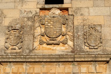 Bien Parada Abadia Extremadura 'nın harabelerinde Fransisken manastırı arması.